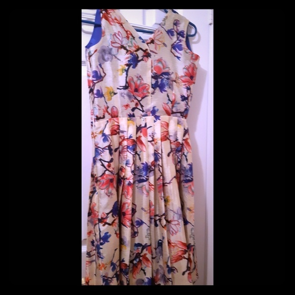 Dresses & Skirts - White floral pleated dress